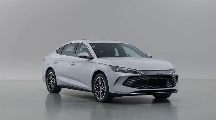 比亚迪两款全新车型曝光这是要打车轮战啊