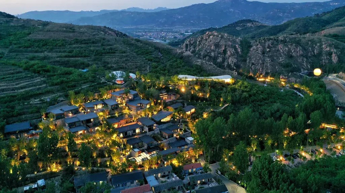 东西门村"故乡的云"高端民宿酒店,"故乡的月"沉浸式演出等旅游项目