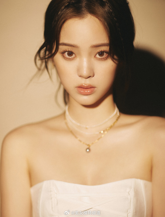欧阳娜娜光影梦幻公主风写真 抹胸长裙大秀白皙皮肤