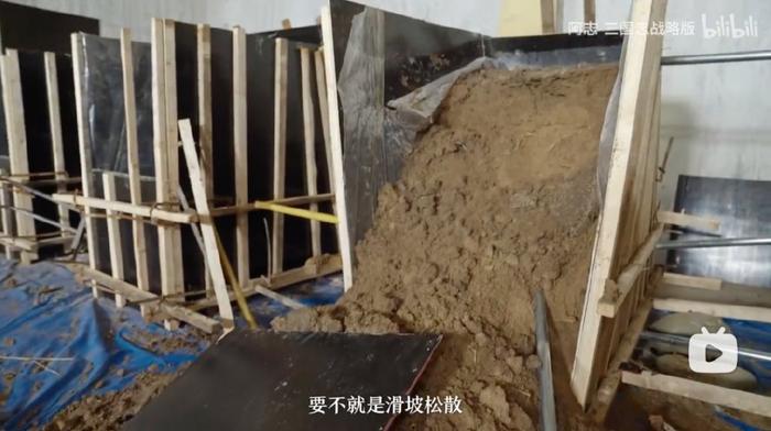 先把水和沙混合成砂漿再堆料凍結;還有將沙水混合做成冰磚來堆砌壘牆