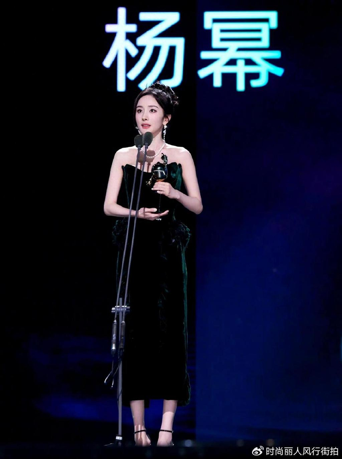 穿斜肩羽毛裙温柔得像二十岁,超惊艳|杨幂|斜肩|羽毛裙_新浪新闻