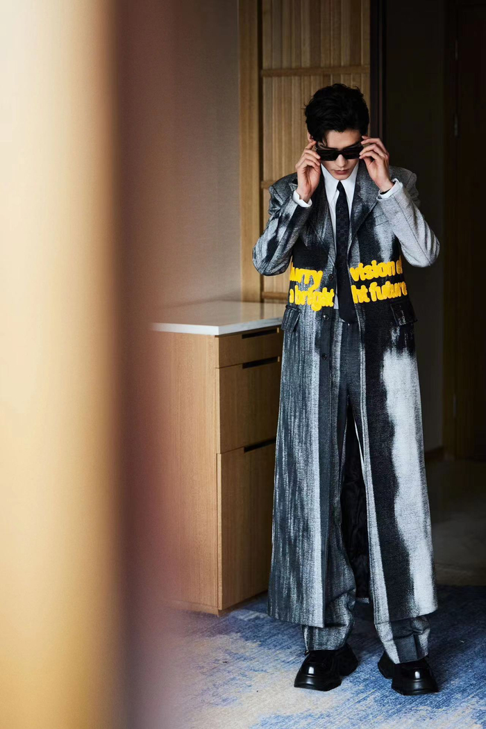 龚俊身着lv23秋冬系列超季亮相时尚芭莎年度派对