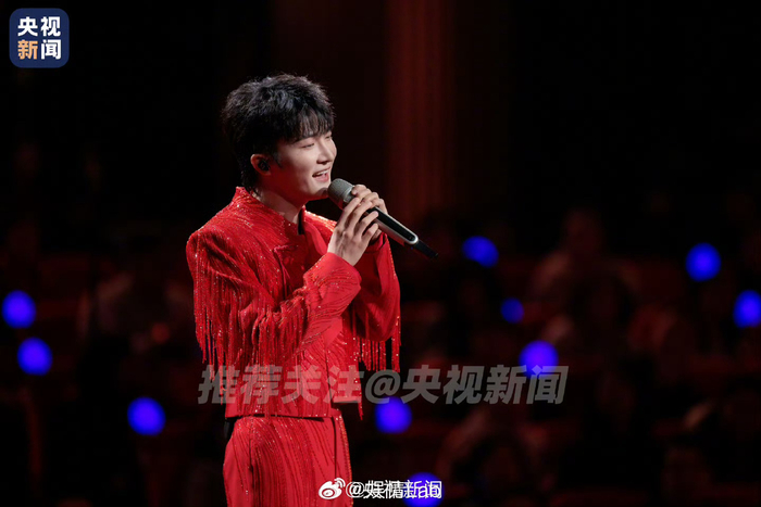 春晚高清大图来啦 深深唱歌的瞬间在官方的镜头之下被捕捉…|周深|春节联欢晚会|舞台|气场|卡布_新浪新闻
