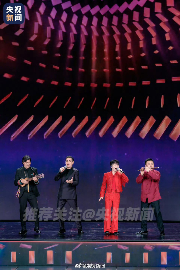 春晚高清大图来啦 深深唱歌的瞬间在官方的镜头之下被捕捉…|周深|春节联欢晚会|舞台|气场|卡布_新浪新闻