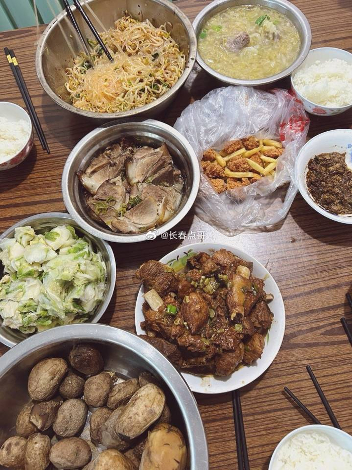 厨艺交流会今天晚上吃什么上菜啦快给翠花点赞