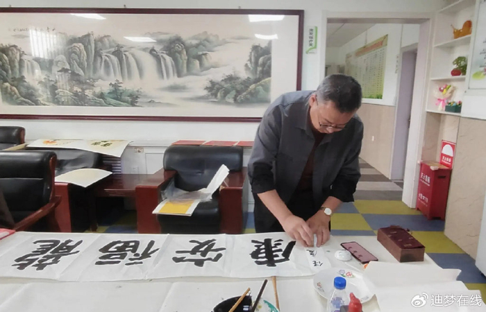 新疆丝路书画院前往乌鲁木齐温馨养老院进行慰问活动