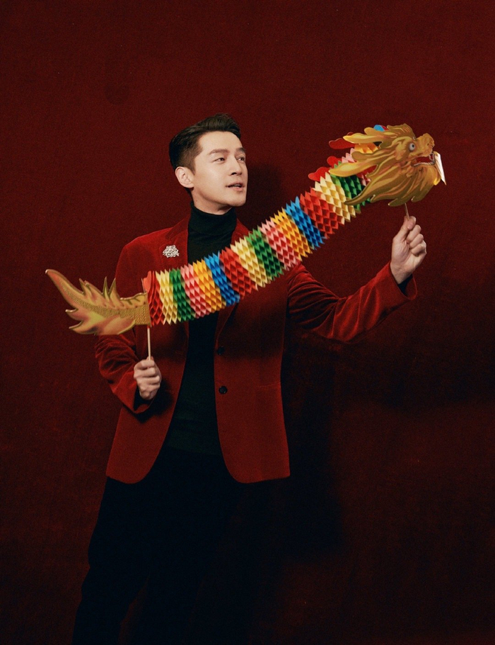 胡歌春晚造型,红丝绒西装一哥依旧帅气