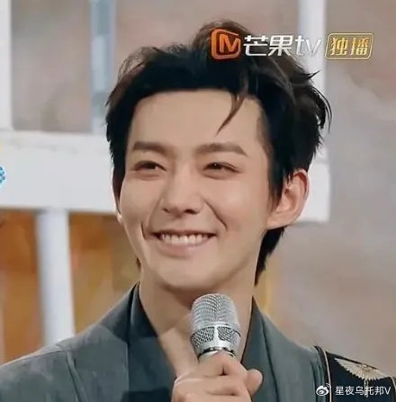 做一些大表情的时候,五官会变得紧凑,感觉老了十岁的样子.