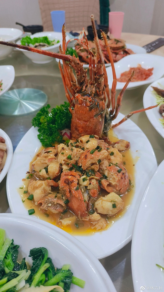 年夜饭开吃感谢东山岛菜菜海鲜菜菜赞助了我们大半桌海鲜