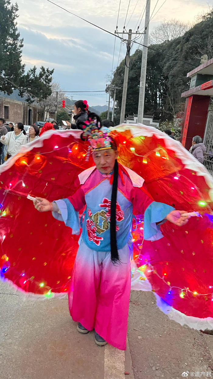 徽州文堂村舞龙民俗中,可爱的老爷扮演的蚌精__财经头条