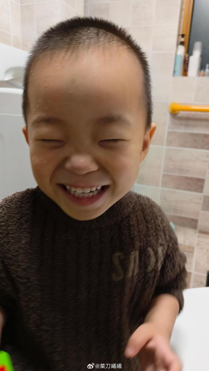 玩完泡泡机玩滋水枪， 自己往自己脸上滋水