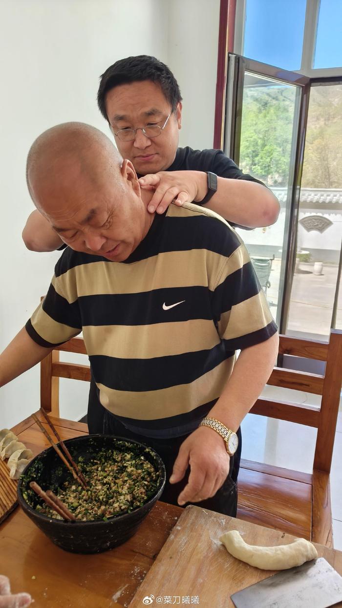 邻居帮父亲挤蜜蜂毒针面露笑意