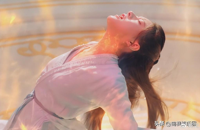 同样是演"美人酷刑戏",把杨紫和鞠婧祎放一起看,差别出来了