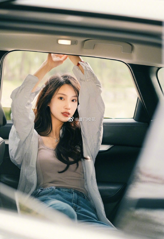 她叫姜奕含就读于北京电影学院巨蟹座很有气质的女生