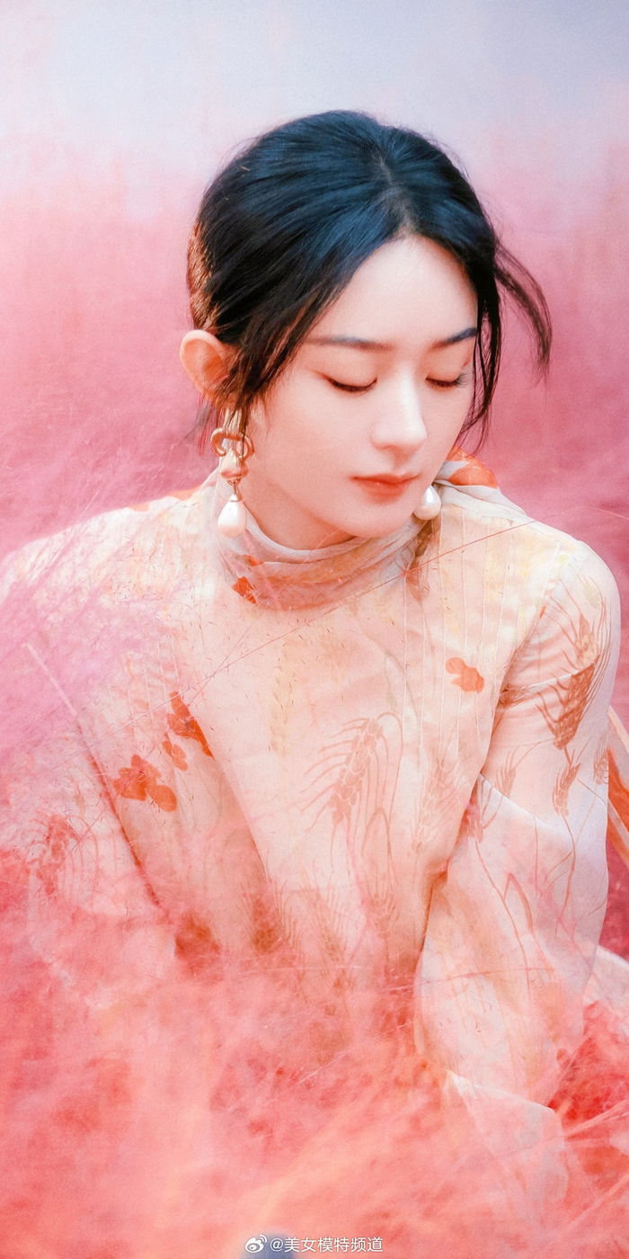 赵丽颖写真麻花辫花朵裙