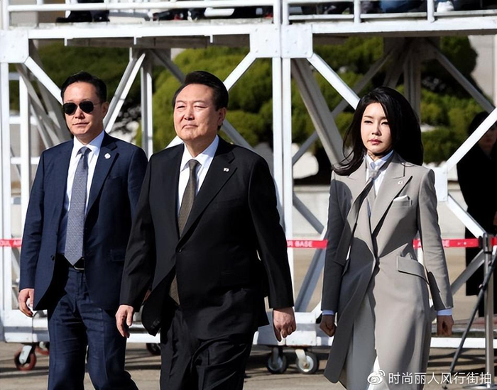 52岁三星长公主惊艳亮相!小黑裙配金手表超有气质,比金建希还美|李富真|长公主|黑裙