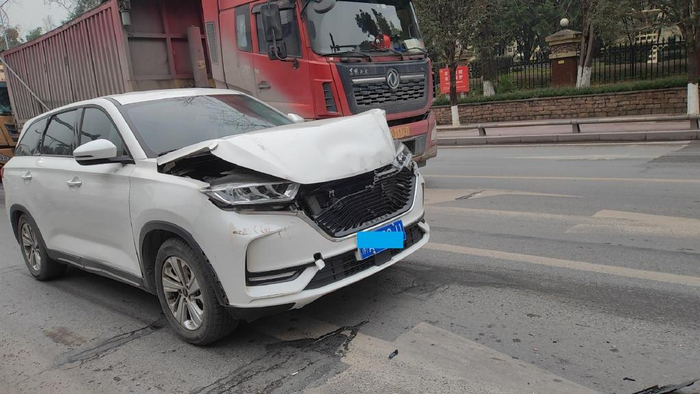 北碚区跟车太紧同一红绿灯路口15分钟内两起追尾