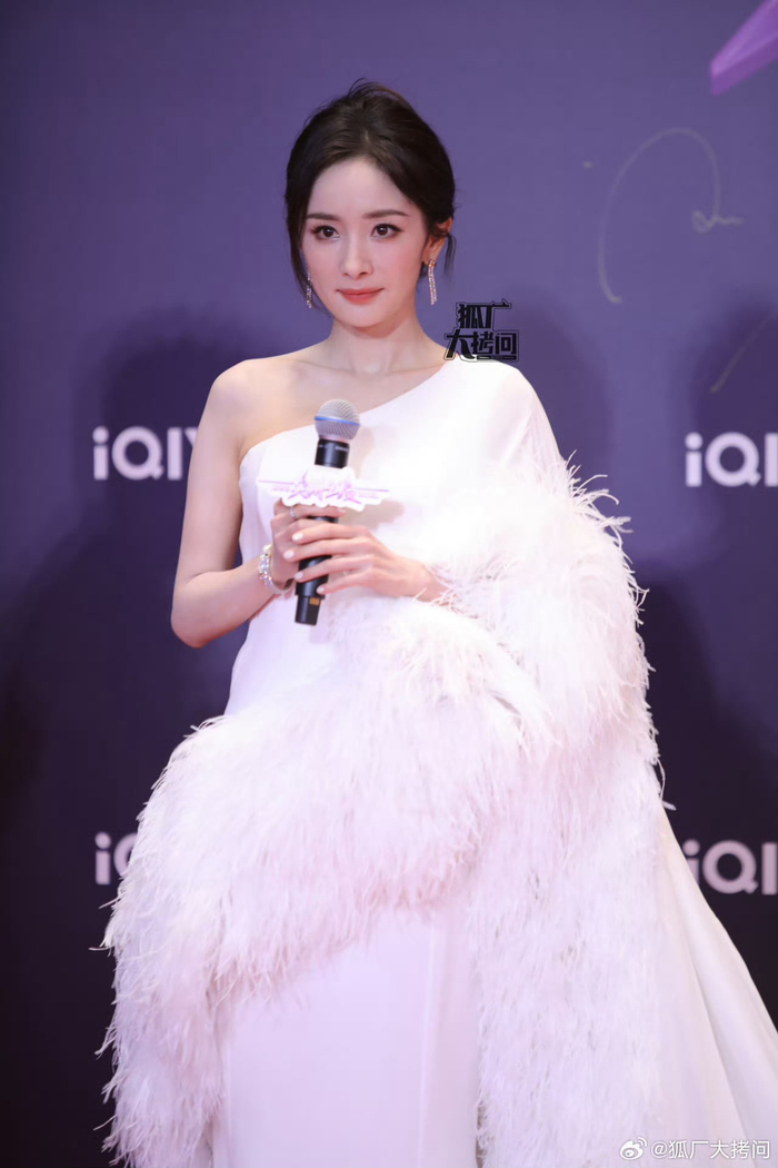 杨幂尖叫之夜红毯