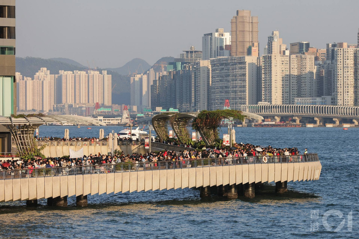 今天香港天气不错下午尖沙咀都是人