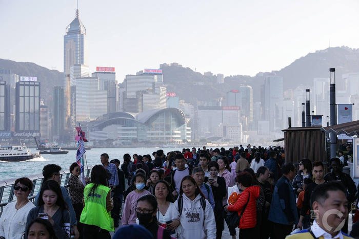 今天香港天气不错下午尖沙咀都是人