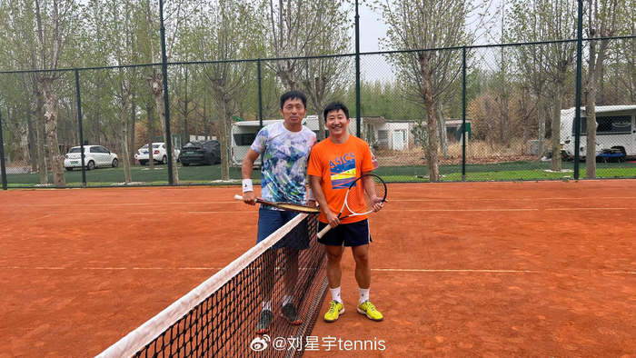 红土赛季来了当然得开始练红土啦今天跟付饶老师在凤凰红土交流了一下