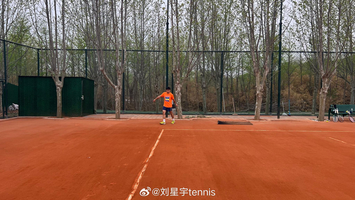 红土赛季来了当然得开始练红土啦今天跟付饶老师在凤凰红土交流了一下