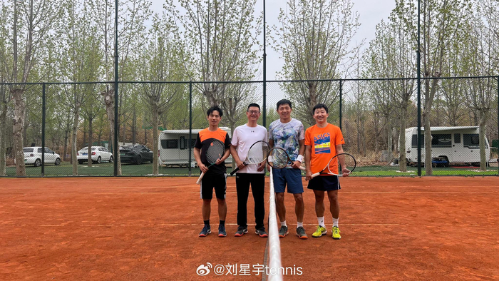 红土赛季来了当然得开始练红土啦今天跟付饶老师在凤凰红土交流了一下