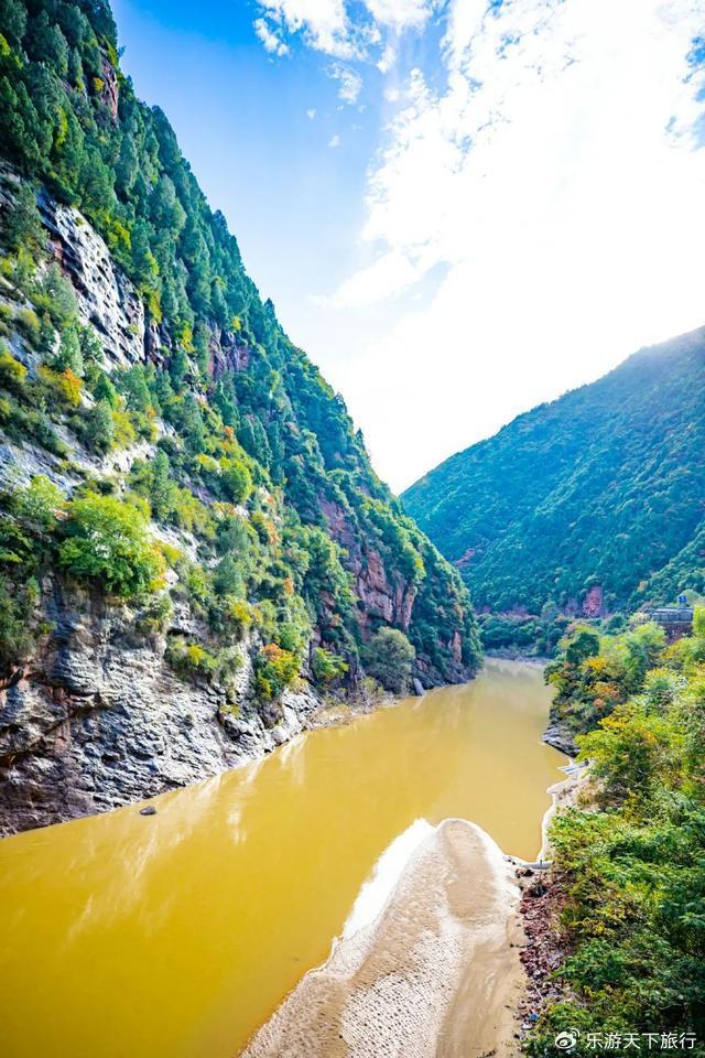 灵官峡距离凤县县城并不远,可以和凤县其他景区一起游览,建议至少两天