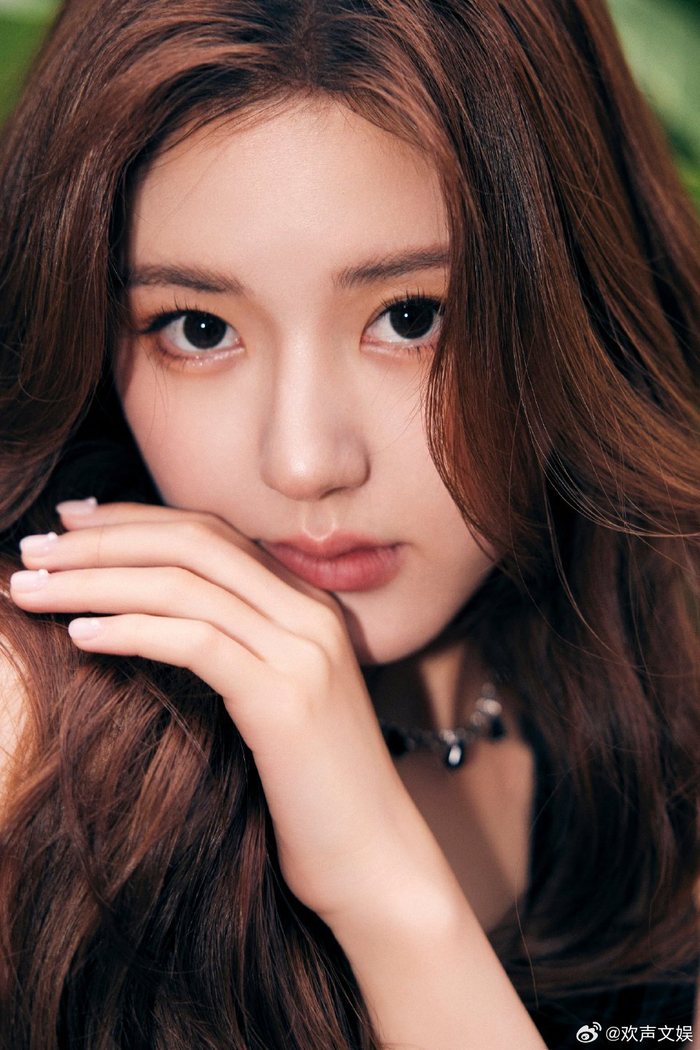 赵露思复古辣妹 美甲上还有珍珠