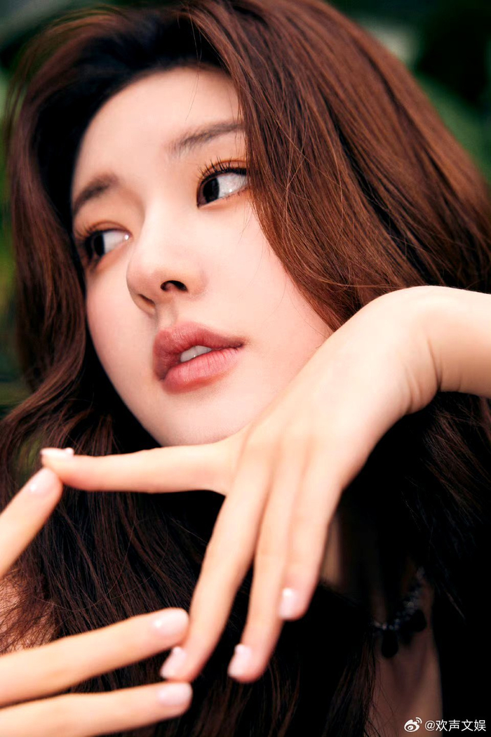 赵露思复古辣妹美甲上还有珍珠