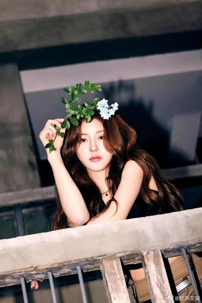 赵露思复古辣妹美甲上还有珍珠