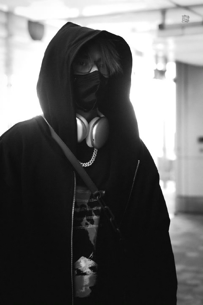 王鹤棣新加坡抵达饭拍穿着一身黑帅吗