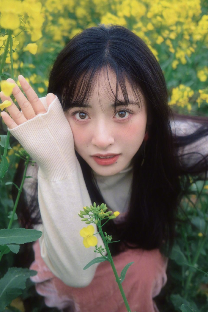 沈月和春天的适配度拉满特别特别有活力和生命力的小女孩