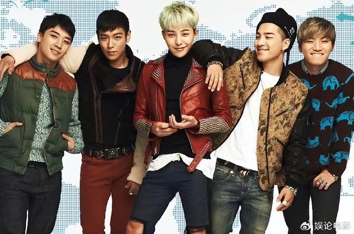 周润发是享誉亚洲的巨星,他以前也和权志龙团队合影过.