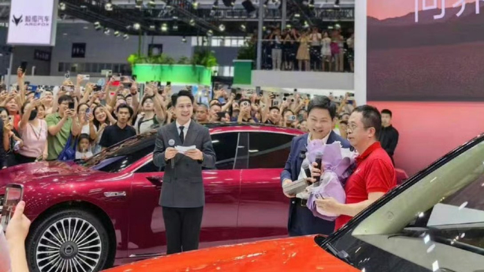 老周最近话题感十足啊,这流量是让他玩明白了,把劳斯莱斯卖了