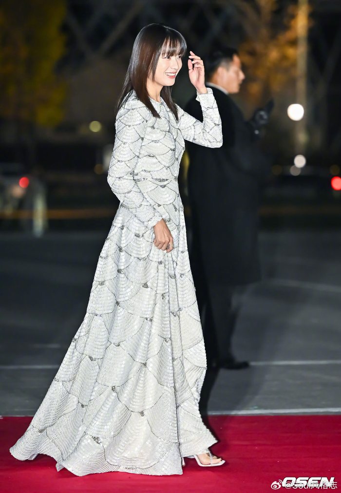 韩孝周今日大钟奖造型身着白色鱼鳞连衣裙亮相