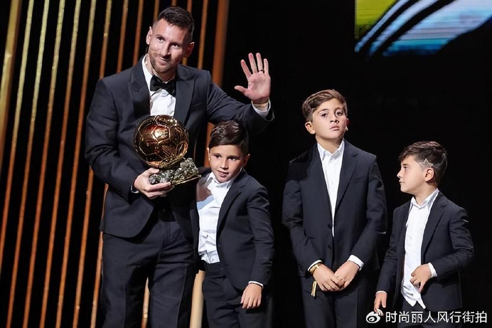 安妞露肩黑裙惊艳,三个儿子穿西装太帅|梅西|黑裙|露肩_新浪新闻