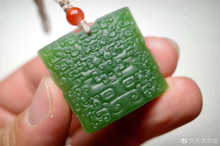 和田碧玉雕刻仿古饕餮纹,柔光磨砂展现古朴内敛之美