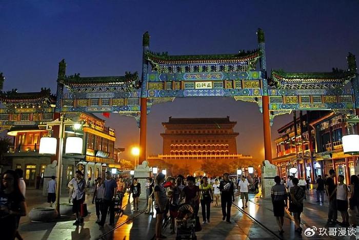 前门大街是北京著名商业街,消失了60余年的铛铛车是这里旅游观光的
