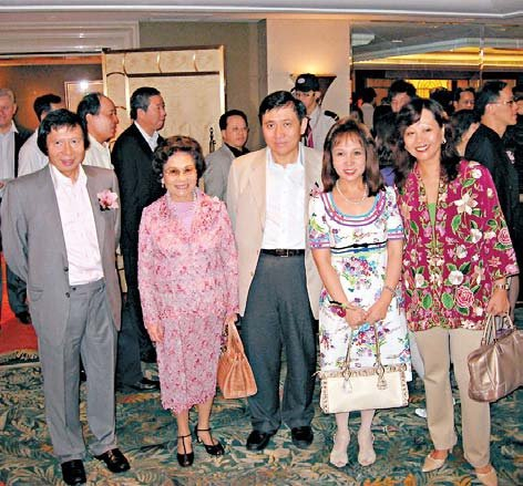 左二:邝肖卿,右一:李天颖郭炳湘去世后,邝肖卿把他的财产一分为二