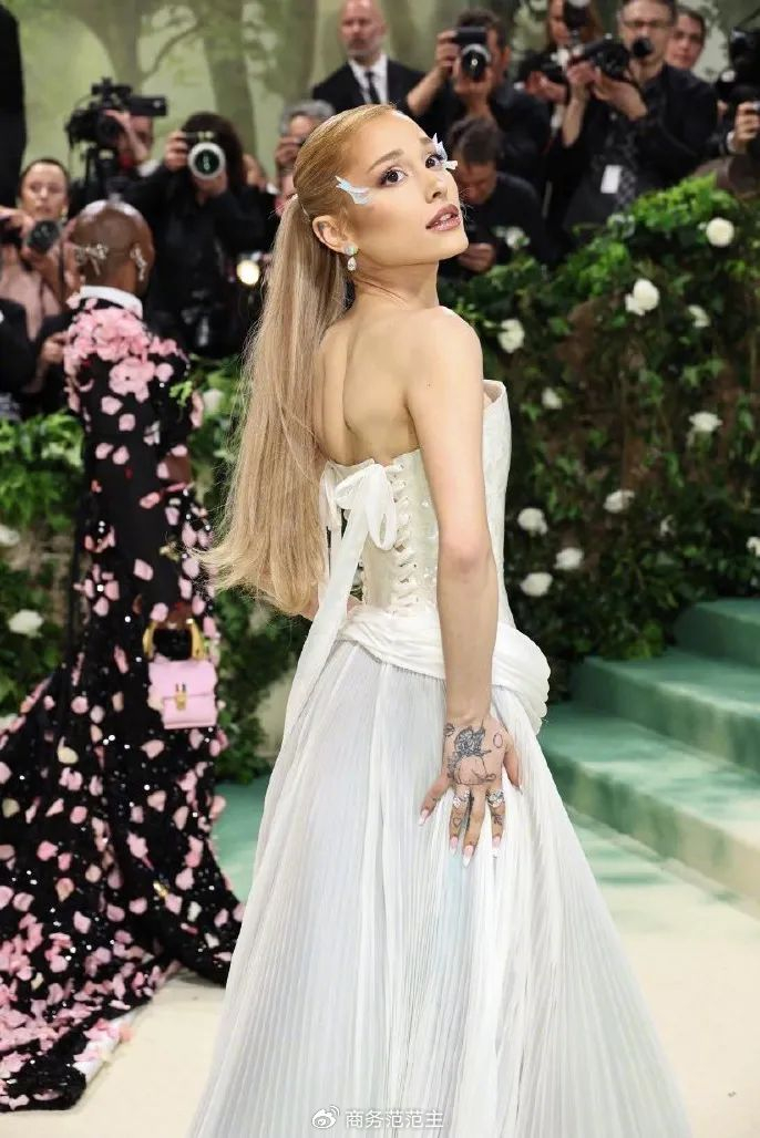 周受资夫妇走红毯,邓文迪杨紫琼刘雯比美…今年met gala谁赢了?