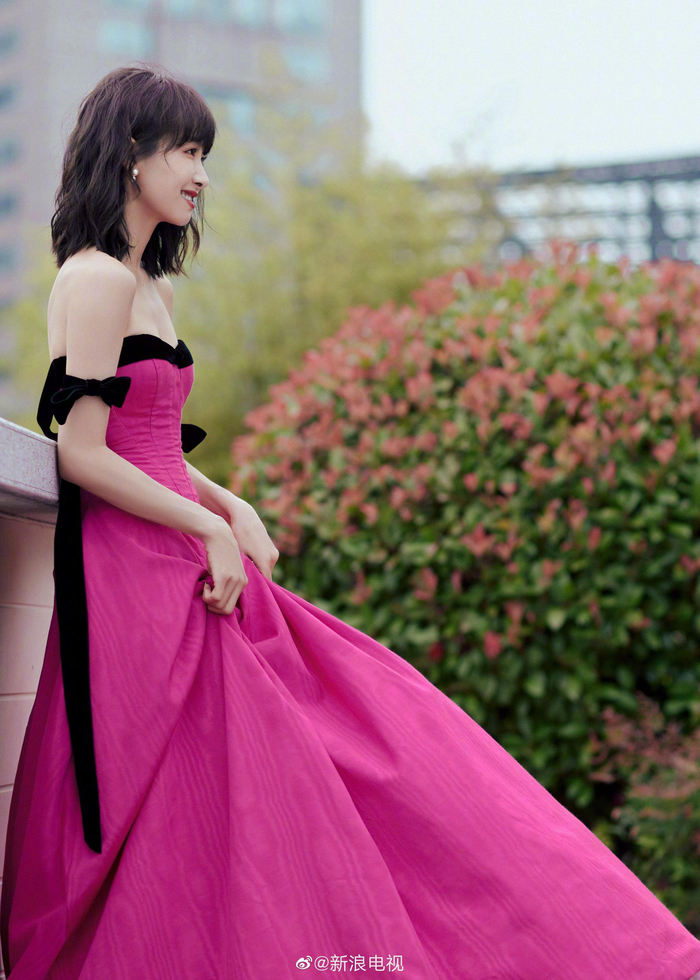 今晚@宋茜 红毯造型曝光,一身明艳玫瑰色飘带粉裙
