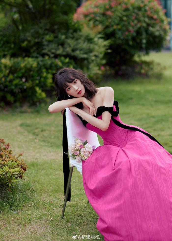 今晚@宋茜 红毯造型曝光,一身明艳玫瑰色飘带粉裙