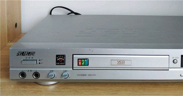 90年代初vcd诞生,凭借低廉的价格迅速占领市场,据悉在1997年vcd产销