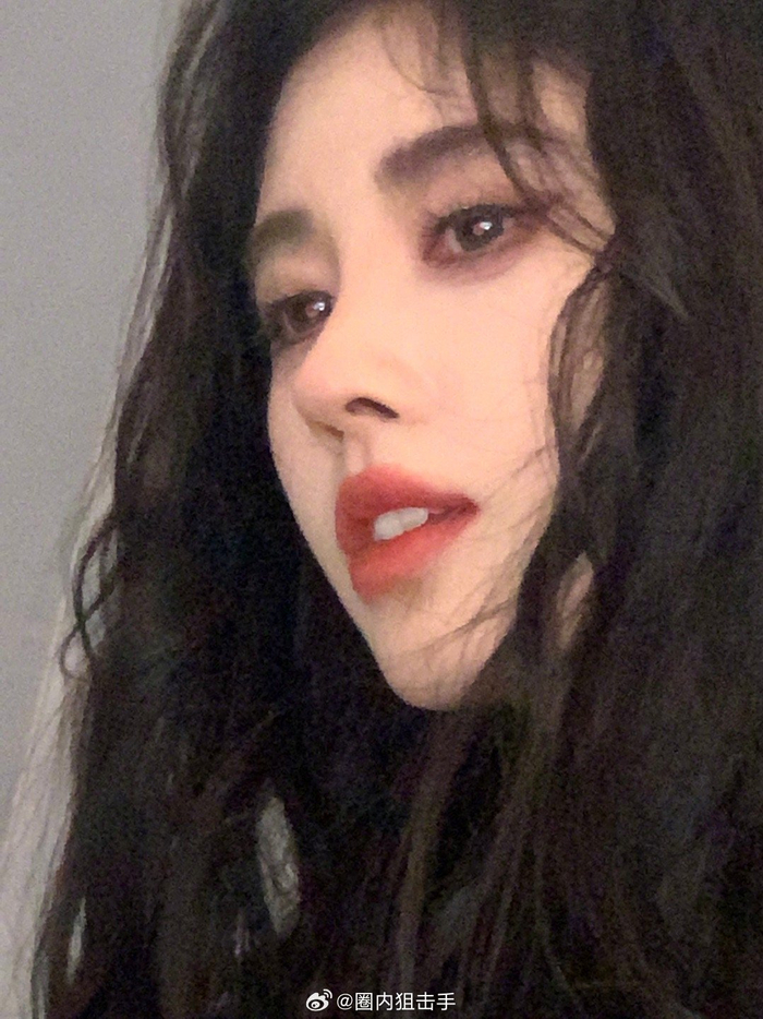 鞠婧祎换微博头像了，这风格也太独特了，甜酷妆造也太独特了呀！__财经头条
