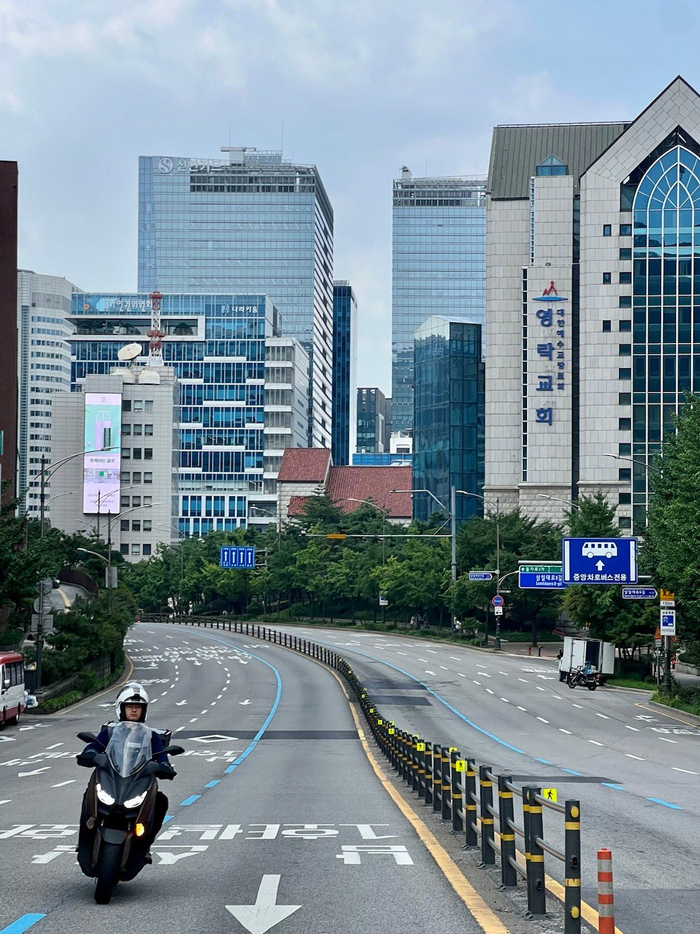 浅逛明洞对面的漫画街行人寥寥街景还蛮可爱