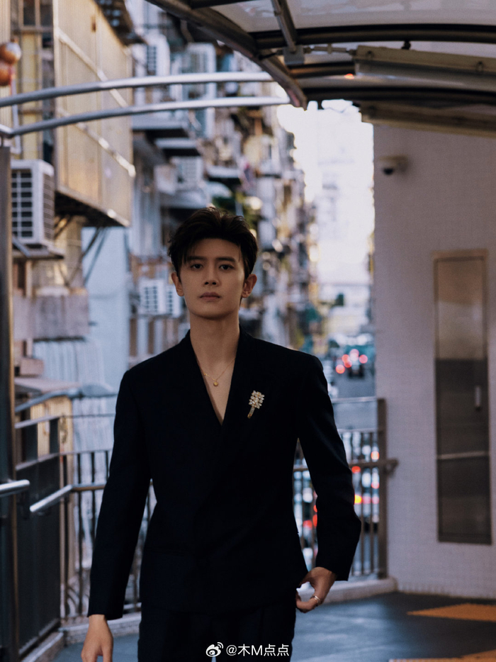 任嘉伦尖叫之夜红毯造型出图极具攻击性像蛰伏的猎豹