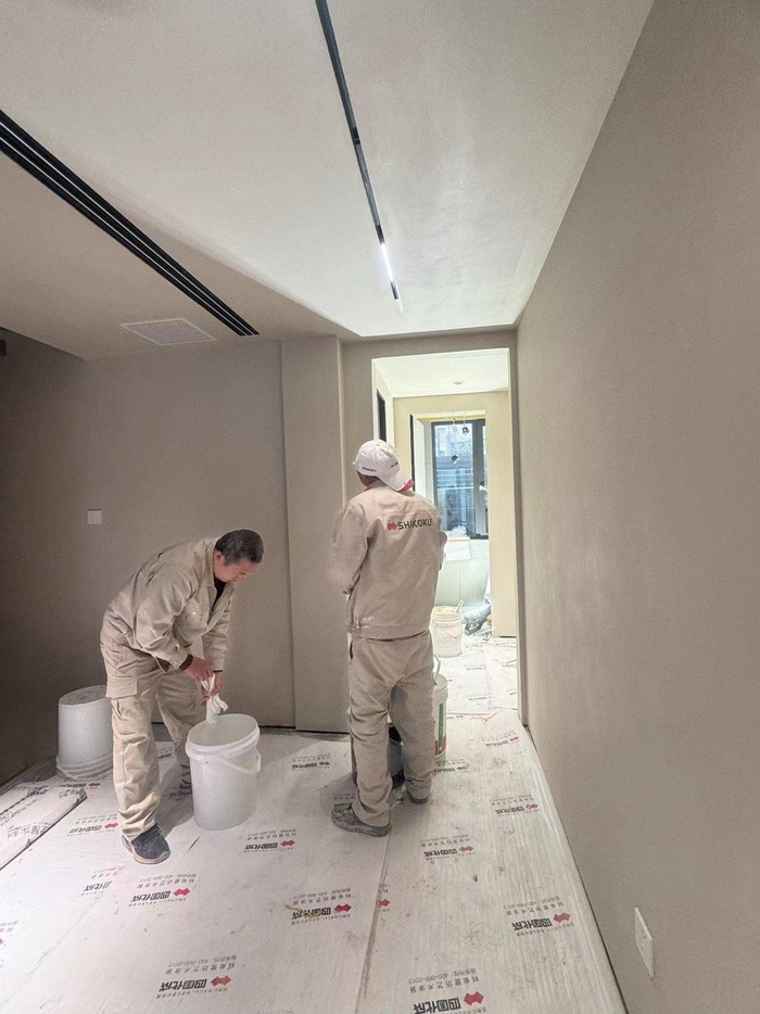 全屋微水泥施工中全房通刷连门和柜子上都做了微水泥