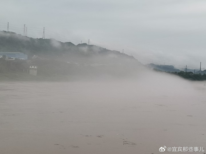 清晨,在宜宾叙州区柏溪街道金沙江上,悄然拉开了一场超乎寻常的视觉