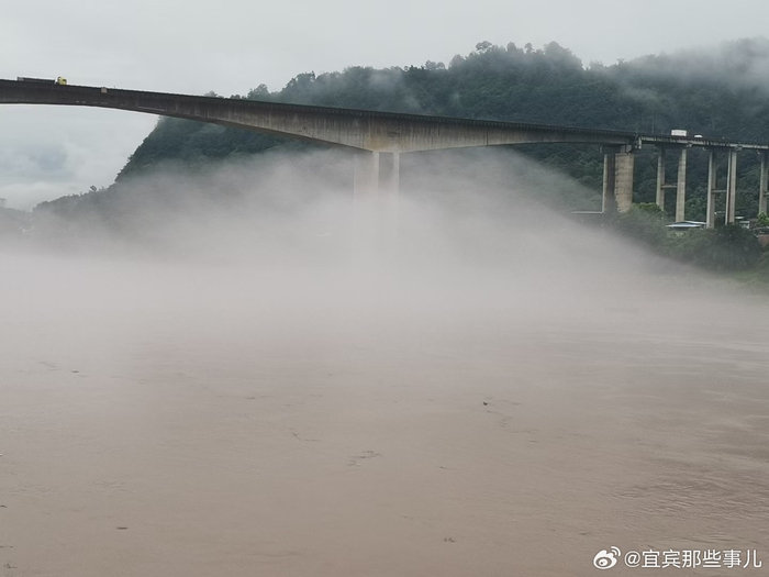 清晨,在宜宾叙州区柏溪街道金沙江上,悄然拉开了一场超乎寻常的视觉